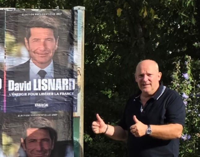Gabriel Kreber devant l'affiche de David Lisnard